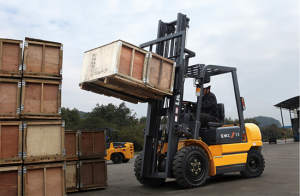 Xe forklift nâng hàng trọng tải lớn